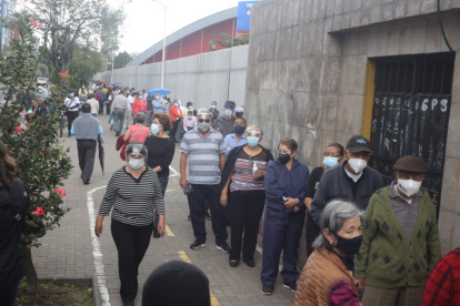 Miles de personas hacen filas para vacunarse en la ciudad en Quito.