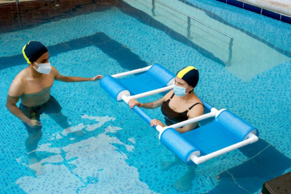 Hacer ejercicios en el agua permite controlar el dolor y la inflamación