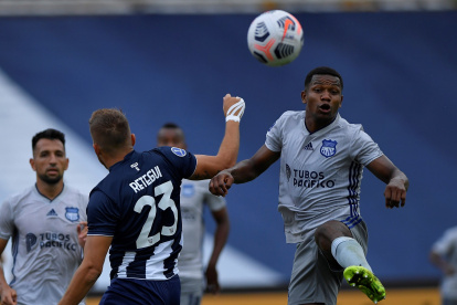 Romario Caicedo (d), de Emelec, disputa una pelota con un jugar de Talleres durante la Copa Sudamericana.