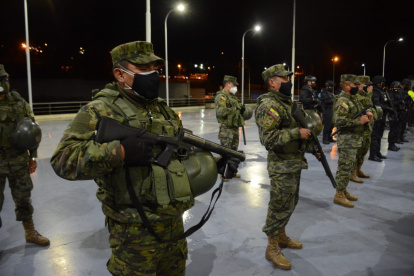 Control. Militares y policías iniciaron con los controles por el toque de queda decretado a partir de las 20:00.