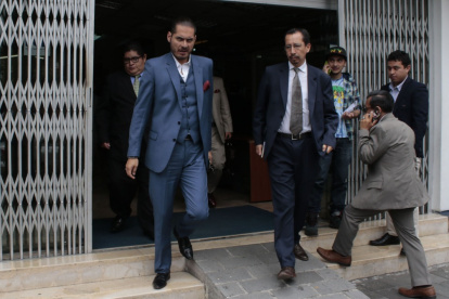 Sentenciado. José Raúl de la Torre (traje azul claro), familiar del contralor Pablo Celi, fue sentenciado en EE. UU.