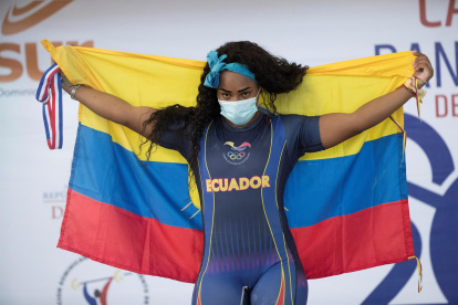 La nacida en Pusir Grande, provincia del Carchi, cerca del Valle de Chota, posa orgullosa en el podio de República Dominicana.