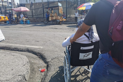 Las veredas no tienen rampas óptimas para personas con discapacidad física.