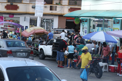Hecho. Negocios obstaculizan el paso de los peatones.