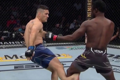 El peleador fue a dar una patada y terminó lesionándose.