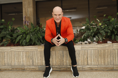 Fabián regresa a la televisión tras varios años de ausencia.