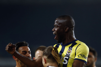 Enner Valencia marcó dos goles para el triunfo del Fenerbahce en la liga turca.