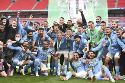 Jugadores del Manchester City celebran la consecución del primer título en este 2021.