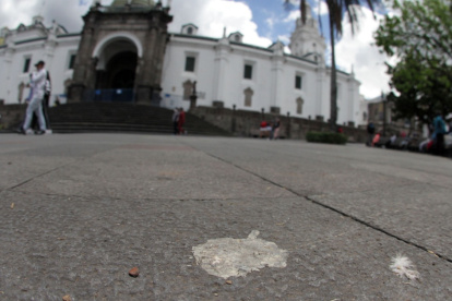Situación. Se estima que, en promedio, hay 50.000 chicles pegados en el suelo de las principales plazas y pasajes patrimoniales de la capital.