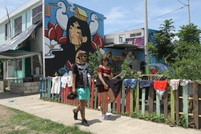 Bienal. María Fernanda López camina en Nuevo Ceibos, donde se ejecuta el proyecto artístico.