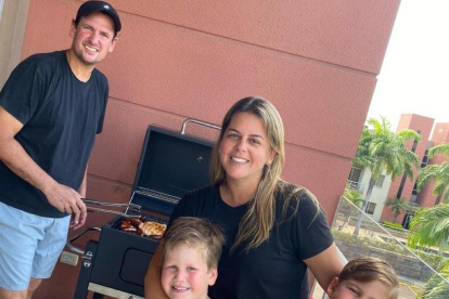 María del Rosario con su esposo e hijos.
