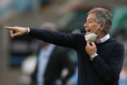 Ariel Holan dio un paso al costado de la dirección técnico al cuadro brasileño.