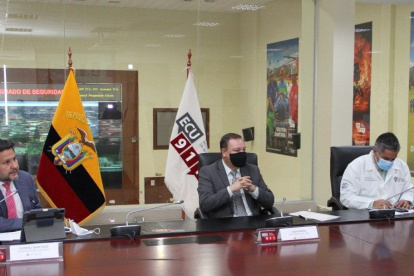 El ministro de Gobierno, Gabriel Martínez (i) junto a Zapata y al ministro de Salud, Camilo Salinas en la presentación de la evaluación.