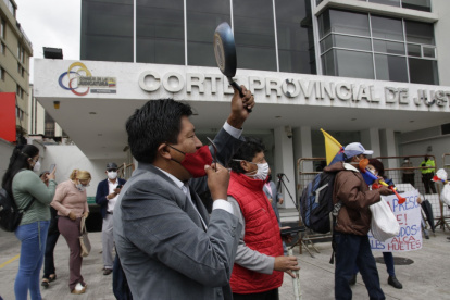Plantón. Una veintena de ciudadanos protestó en los exteriores de la Corte de Pichincha en contra del alcalde Jorge Yunda.