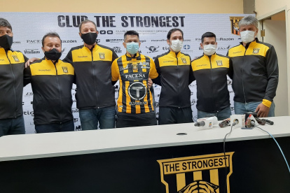 Gustavo Florentín (c) es el nuevo entrenador del The Strongest boliviano.