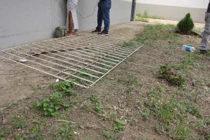 Los delincuentes sacaron la reja para ingresar al plantel.