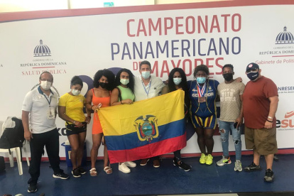 Selección. La Tri junto a entrenadores y directivos previo al regreso a Ecuador.