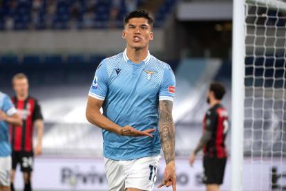 Joaquín Correa, atacante de la Lazio, celebra uno de sus dos goles ante el Milan.