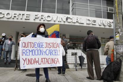 Plantón. En los exteriores de la Corte de Pichincha, ciudadanos hicieron un plantón de rechazo al alcalde Yunda.