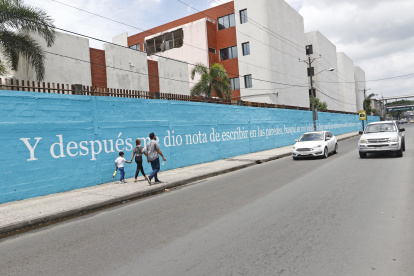 MURALES DE LETRAS QUE PINTA EL MUNICIPIO EN COLINAS DE LA ALBORADA Y EN LOS EXTERIORES DE LA FACULTAD DE FILOSOFIA/JIMMY NEGRETE/GUAYAQUIL-ECUADOR ag-granasa