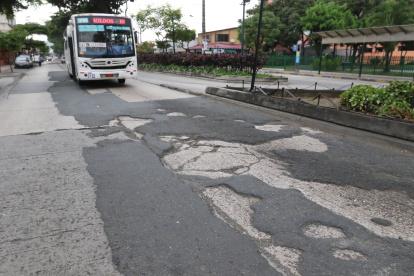 Una de las calles con baches en el norte de la ciudad.