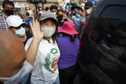 La candidata presidencial derechista Keiko Fujimori, mientras saluda a simpatizantes durante un acto de campaña, en Lima (Perú).