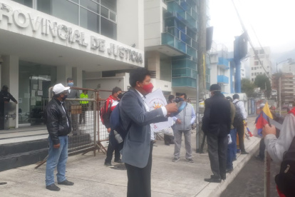 Plantón. El lunes llegó a la Corte de Pichincha un grupo de ciudadanos a protestar contra el alcalde Jorge Yunda.