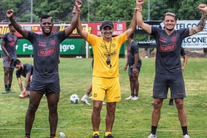 Fabián Bustos (c), entrenador de Barcelona, junto al Loco Cortez (i) y Carlos Garcés (d).