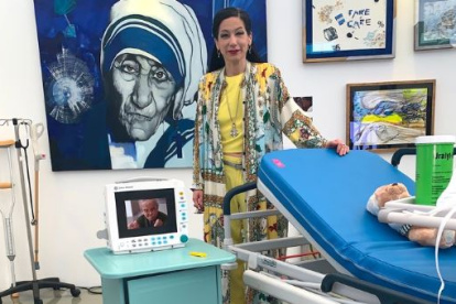 María Verónica León junto a una de sus instalaciones de mayor acogida internacional, su obra "premonitoria".