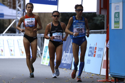 Glenda Morejón (c) logró el tercer lugar en los 20km marcha en el Challenge Mundial de República Checa en octubre de 2020 que le dio el cupo a Juegos Olímpicos.