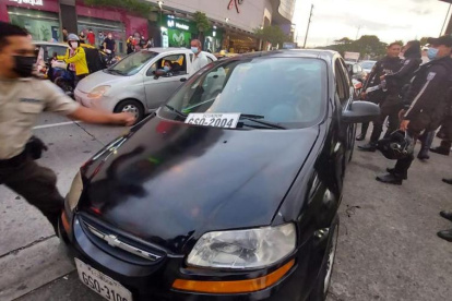 Momentos en que la Policía intercepta al vehículos con los sospechosos.