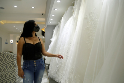 Una mujer observa vestidos de novia en la ciudad de Guadalajara (México).