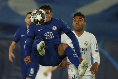 Thiago Silva, del Chelsea, rechaza el balón ante el asedio de Casemiro, volante madridista.