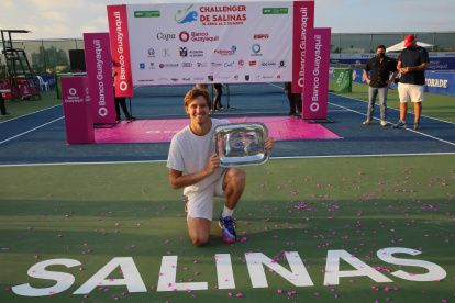 El tenista chileno Nicolás Jarry con el plato que lo acredita como el nuevo monarca del Challenger de Salinas 1 tras vencer al colombiano Nicolás Mejía por 7-6(7), 6-1.