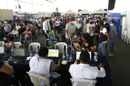 Durante la jornada de vacunación se registraron aglomeraciones y largas filas.