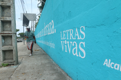 LETRAS VIVAS, MURAL EN AV. BARCELONA.....FD: MIGUEL CANALES...27-04-2021