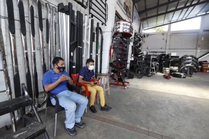 Trabajadores de una tienda de accesorios a la espera de clientela, en el centro de Guayaquil.