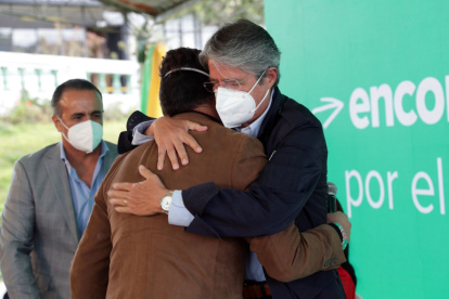 Encuentro. A Jonathan Freire, activista de la comunidad LGBT, Lasso le interrumpió para darle un abrao.