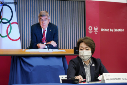 El presidente del Comité Olímpico Internacional (COI), Thomas Bach pronuncia un discurso de apertura mientras la presidenta del Comité Organizador de Tokio 2020, Seiko Hashimoto, escucha.