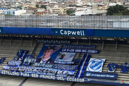 Emelec recibirá el apoyo de su barra con las banderas en la General Av. Quito.