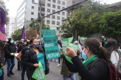 Activista a favor del aborto por violación protestan en las afueras de la Corte Constitucional.