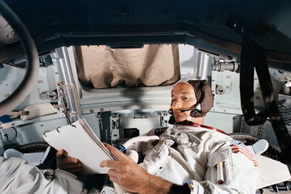 Michael Collins practicando en el simulador CM en el Centro Espacial Kennedy, Florida, en 1969.