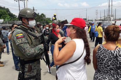 Familiares de internos exigen respuestas en las afueras de la Penitenciaría.