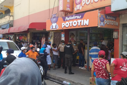 Instante en el que llegó la Policía a uno de los negocios afectados.