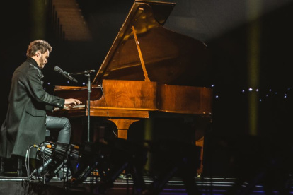Aunque admite que la guitarra es un instrumento más práctico, sostiene que es en el piano donde escribe casi todas sus canciones.