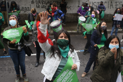 Grupos feministas llegaron hasta los exteriores de la Corte Constitucional en Quito.