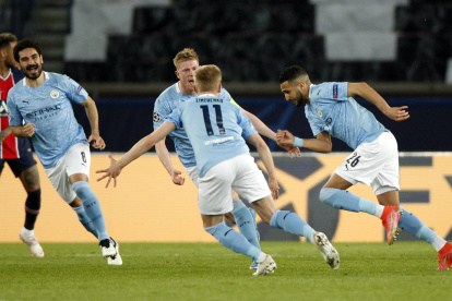 Riyad Mahrez (derecha) celebra el segundo gol del City ante el PSG, en el Parque de los Príncipes.
