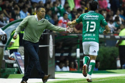 Ángel Mena (13), junto a Ignacio Ambriz, quien dejará al León cuando termine la temporada.