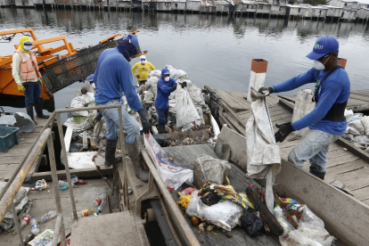 La recolección de basura a la orilla del estero Salado, área donde habitan decenas de familias.