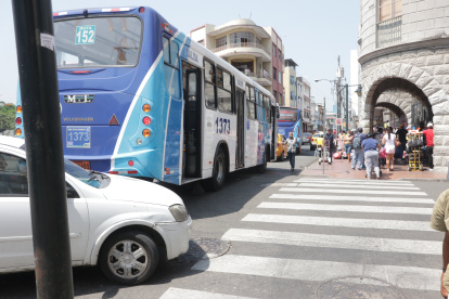 Infracción. En Colón y García Avilés, un bus bloquea el paso cebra. Esta escena es común en el sector, a diario, denuncian.